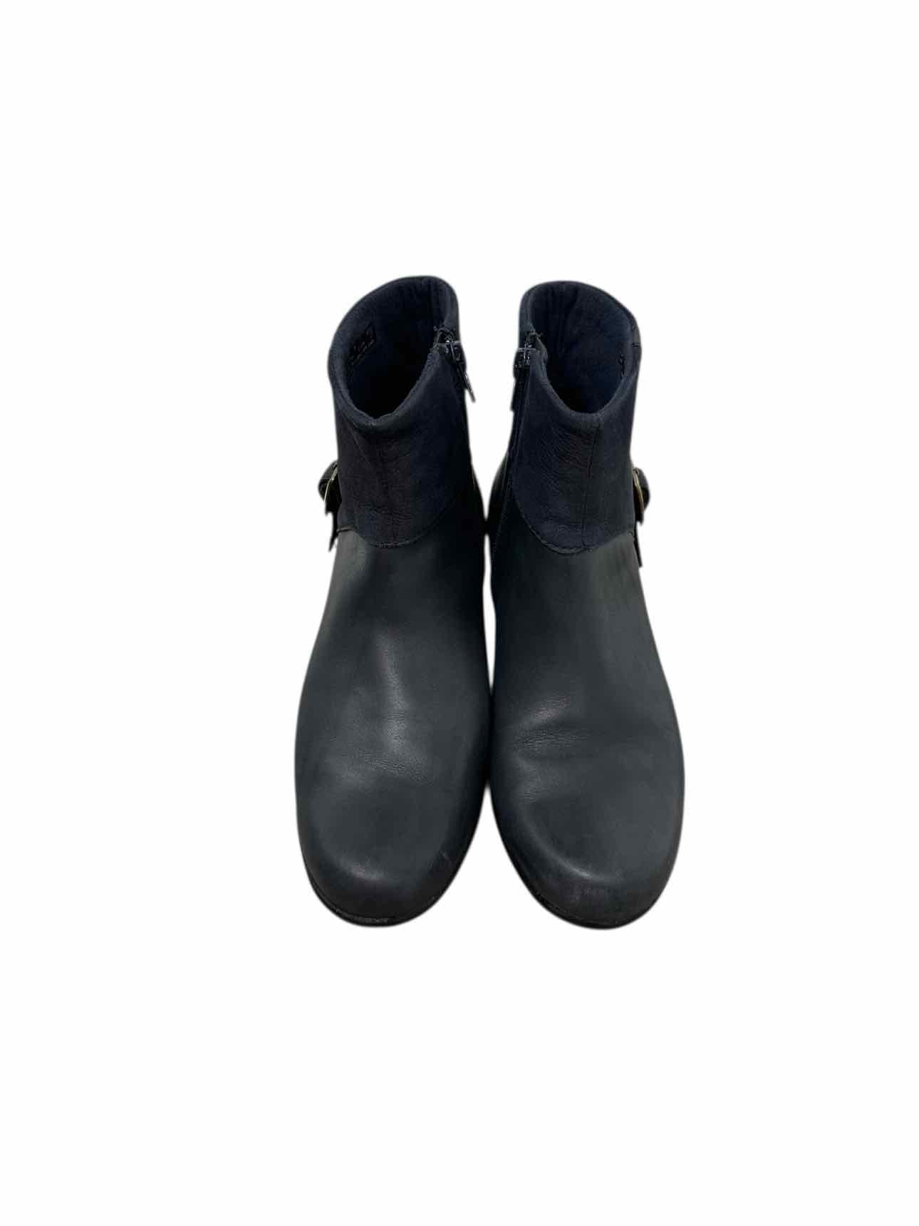 Clarks Navy Shoe Size 7 Bootie