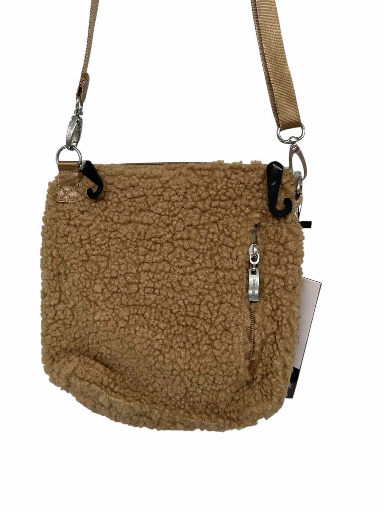 Baggallini Modern Pocket Crossbody Beige Sherpa **NEW**