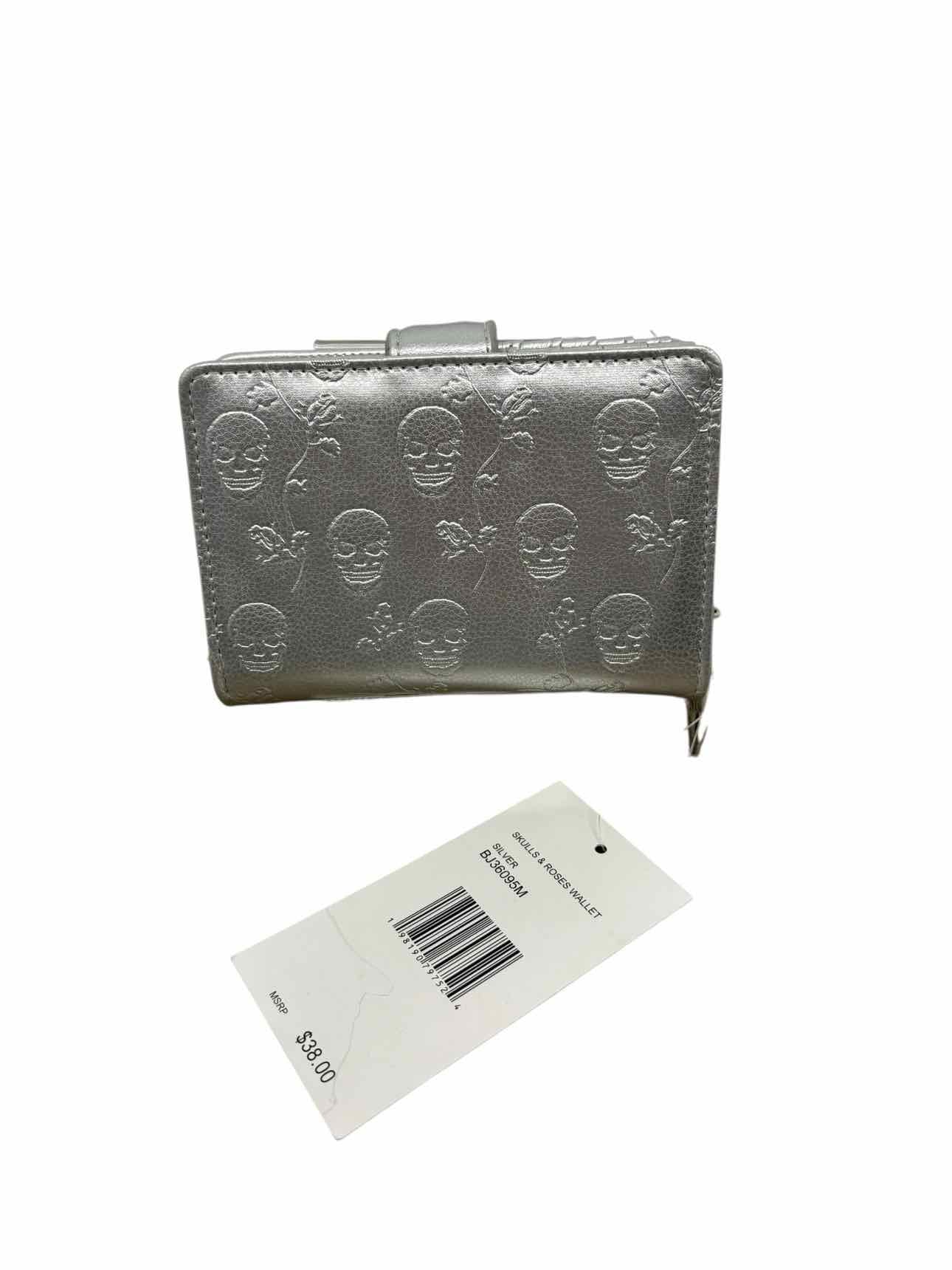 Betsey Johnson Skull & Roses Wallet **NEW**