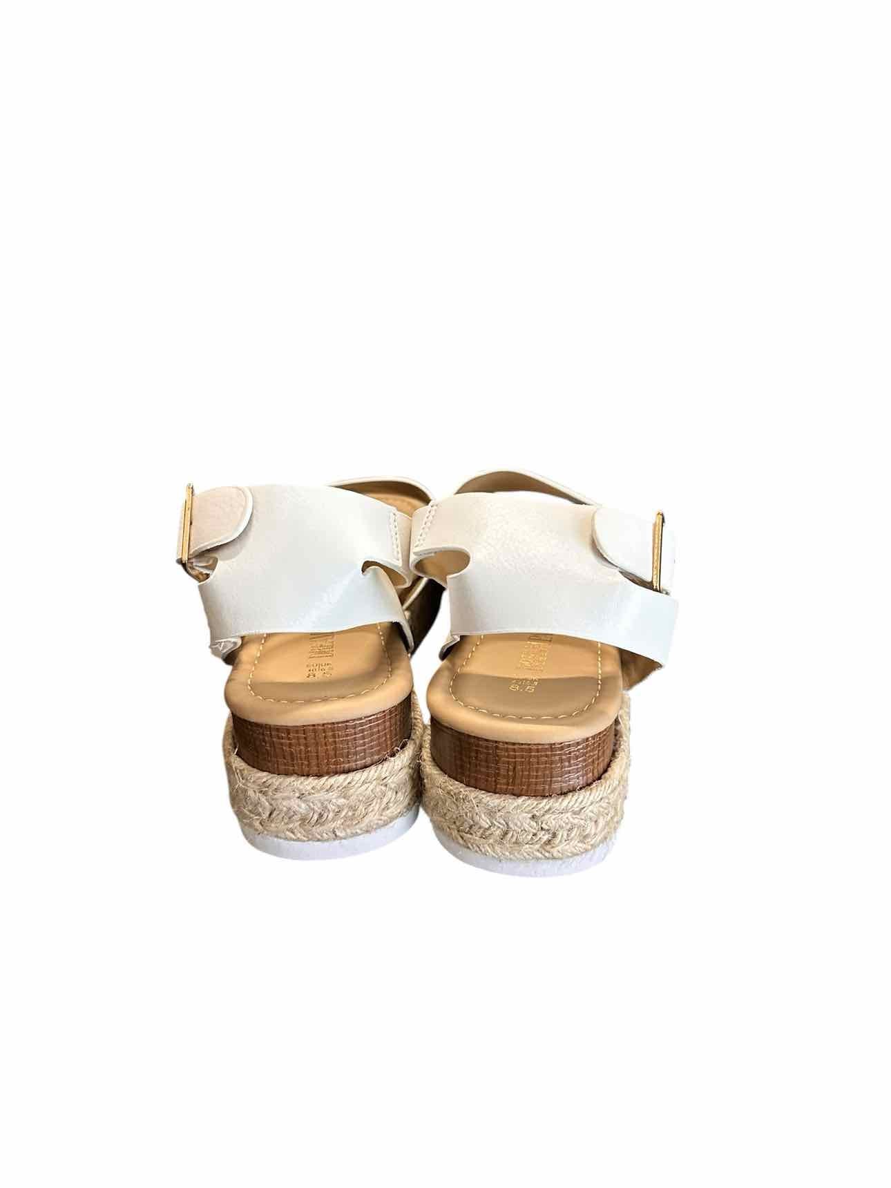 Dream Pairs White Shoe Size 8 Sandals **NEW**