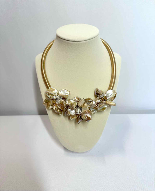 Mother of Pearl Gardenia Necklace