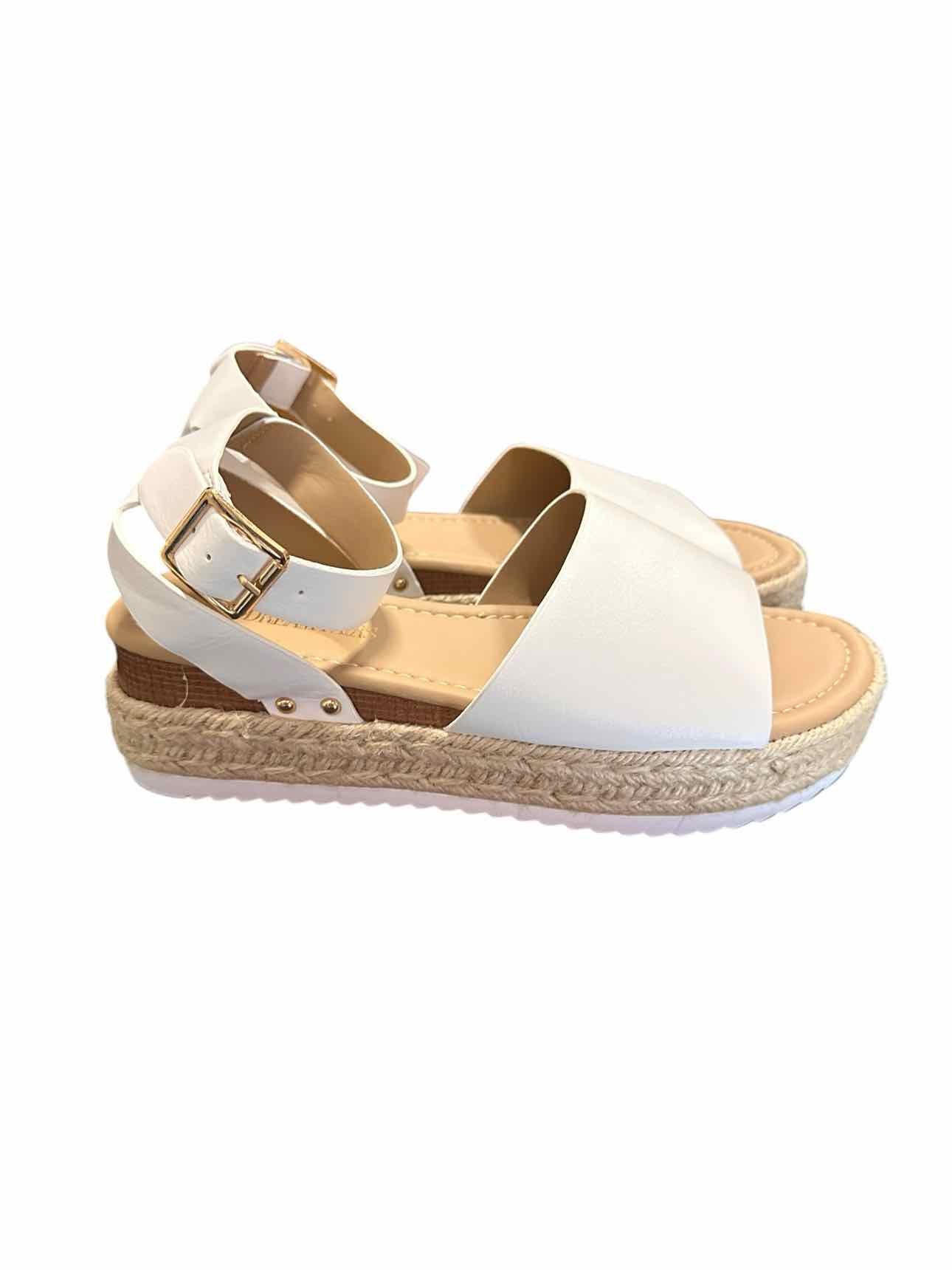 Dream Pairs White Shoe Size 8 Sandals **NEW**
