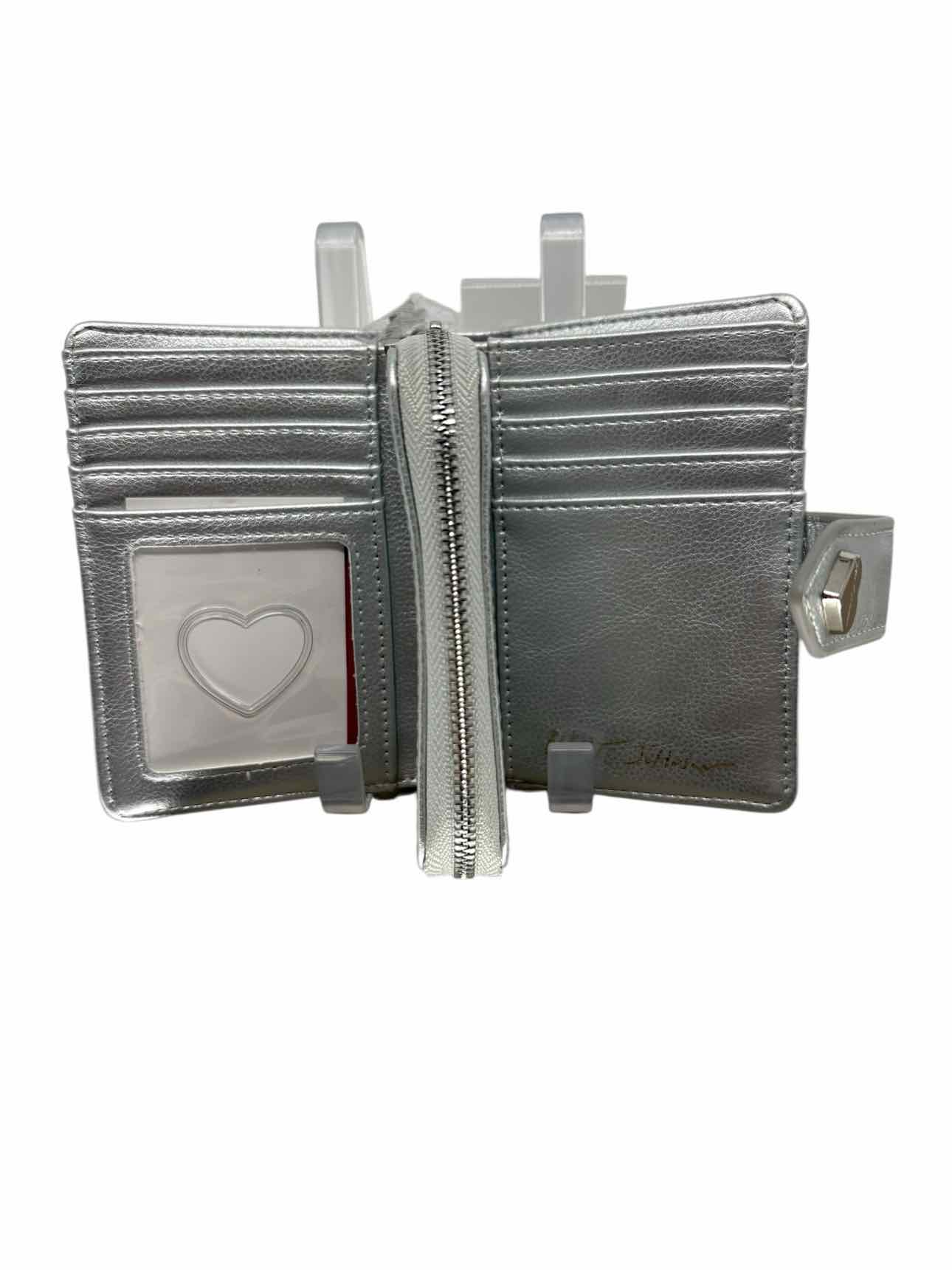 Betsey Johnson Skull & Roses Wallet  **NEW**