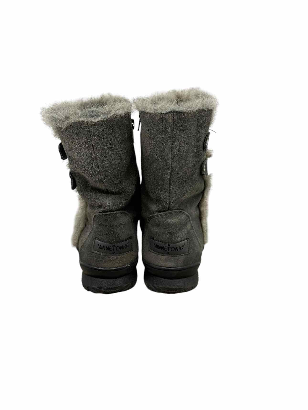 Minnetonka Gray Faux Fur Lined Boots SIZE 8