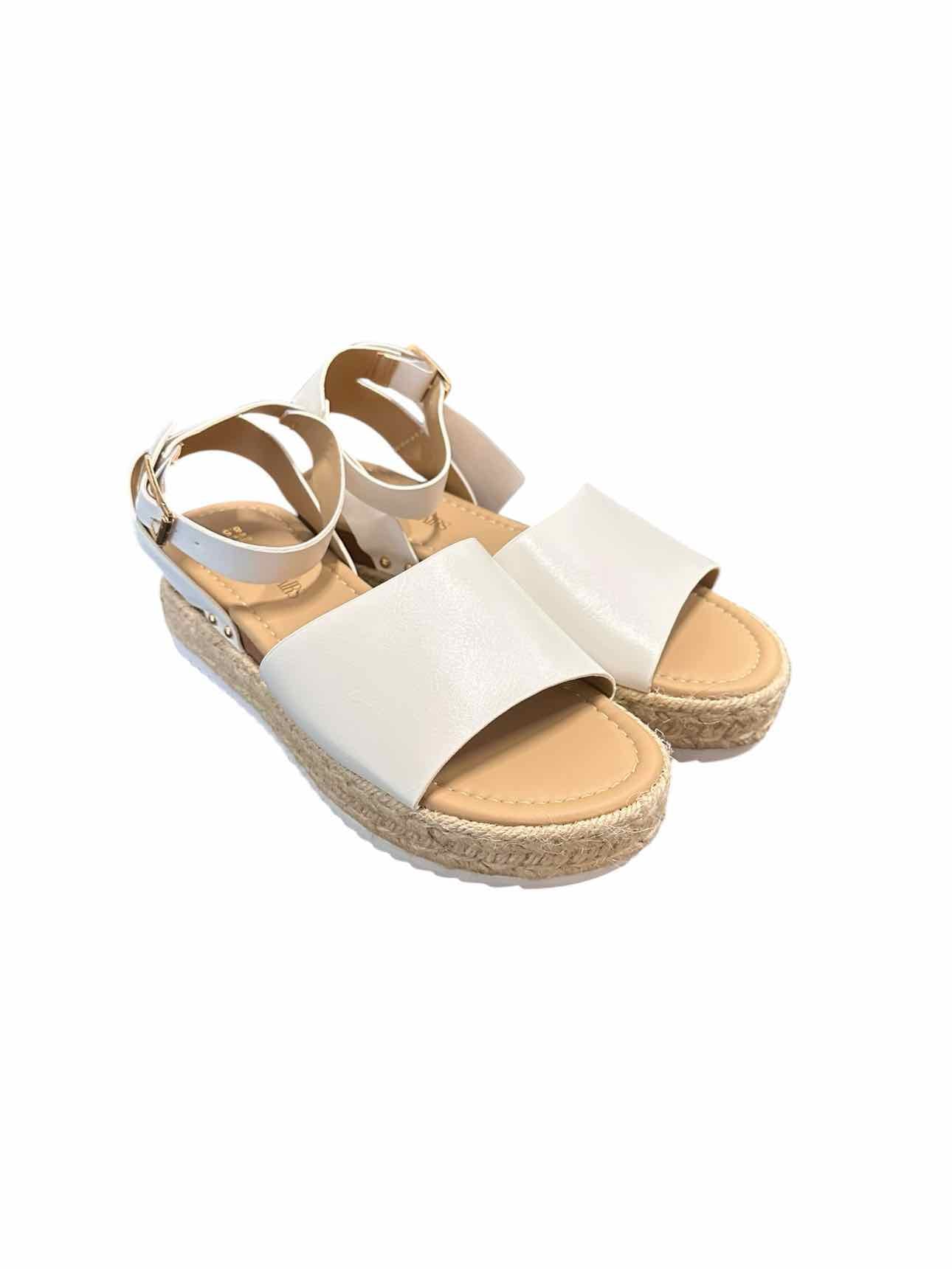 Dream Pairs White Shoe Size 8 Sandals **NEW**