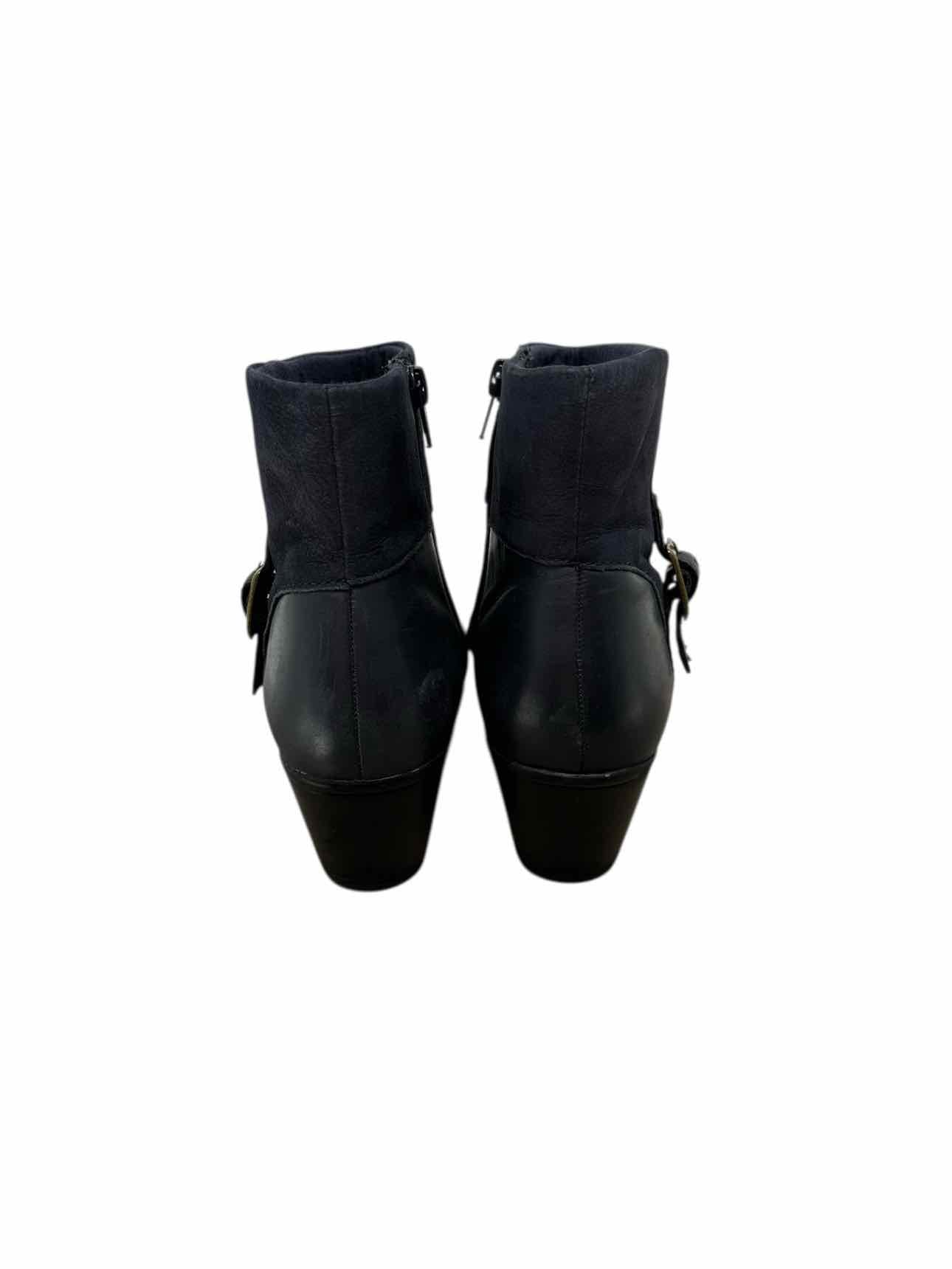 Clarks Navy Shoe Size 7 Bootie