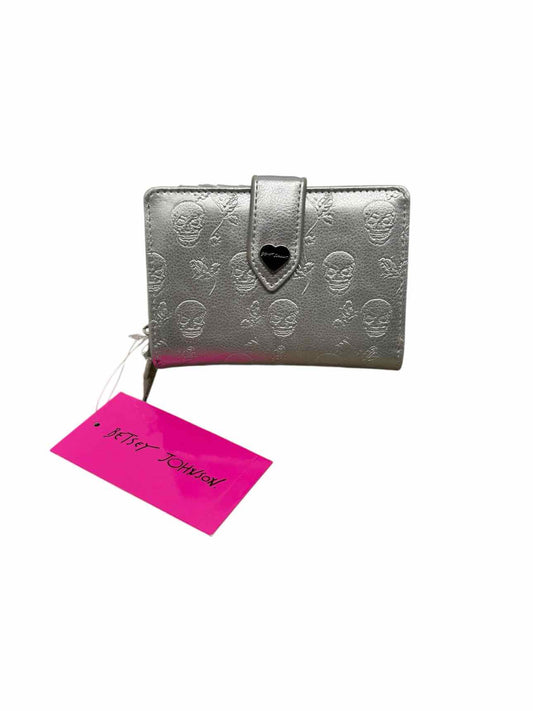 Betsey Johnson Skull & Roses Wallet  **NEW**
